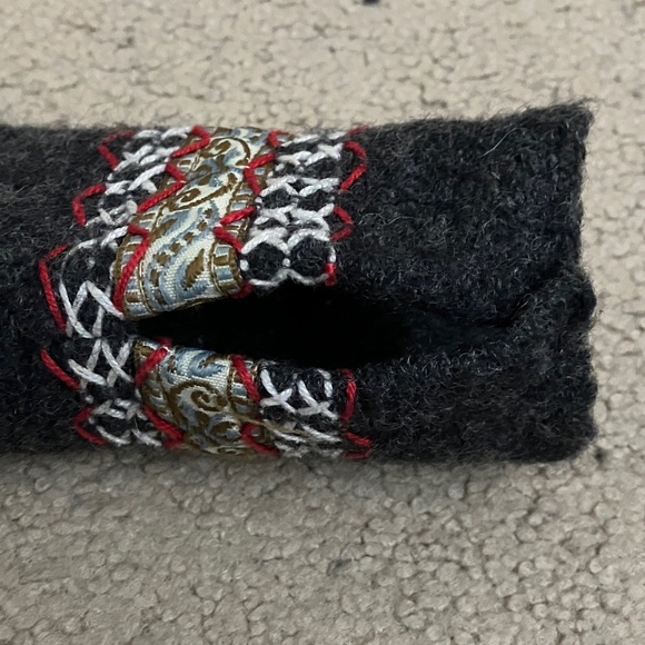 100% Wool Hooded Sweater, thumb holes, side slits, embroidered, xs/s, BDG UO - Picture 5 of 7